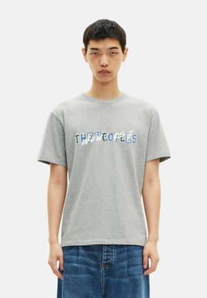 Šedé bavlnené tričko s krátkymi rukávmi, na prednej strane s multicolor textom "VLKY" v vlnkovom, skreslenom štýle.