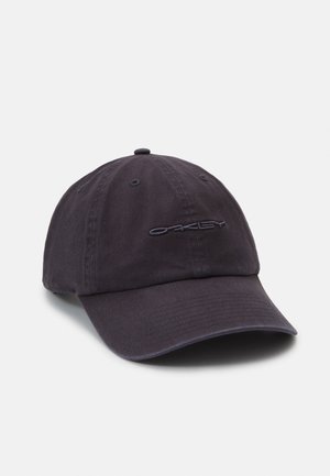 Zwarte katoenen honkbalpet met gebogen klep en geborduurd "Oakley" logo aan de voorkant, weergegeven op een witte achtergrond.