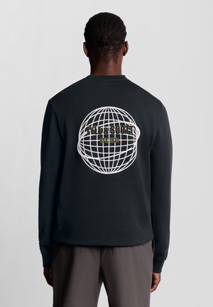 Sweatshirt noir à manches longues, arborant un motif de globe blanc et le texte "LYLE & SCOTT EST. 1874" au dos. Tissu doux.