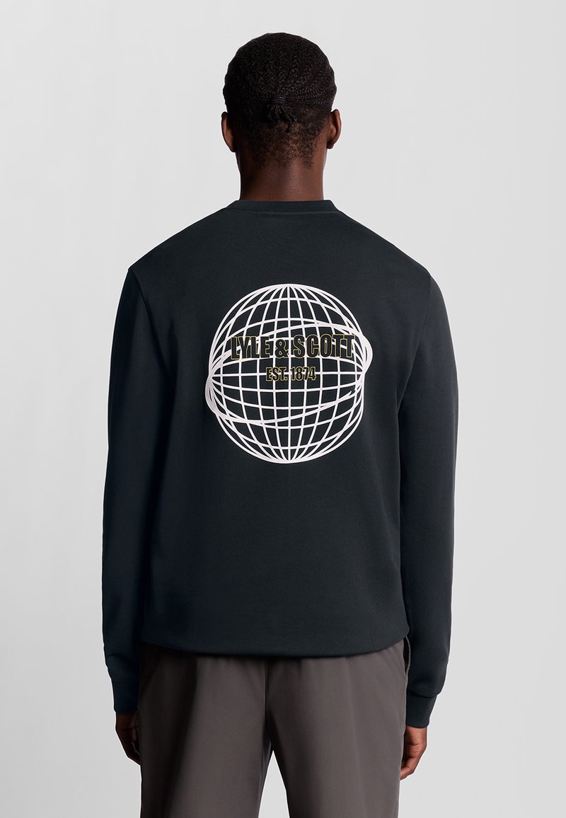 Zwarte sweatshirt met lange mouwen, voorzien van een witte wereldbolafbeelding en de tekst "LYLE & SCOTT EST. 1874" op de rug. Zachte stof.
