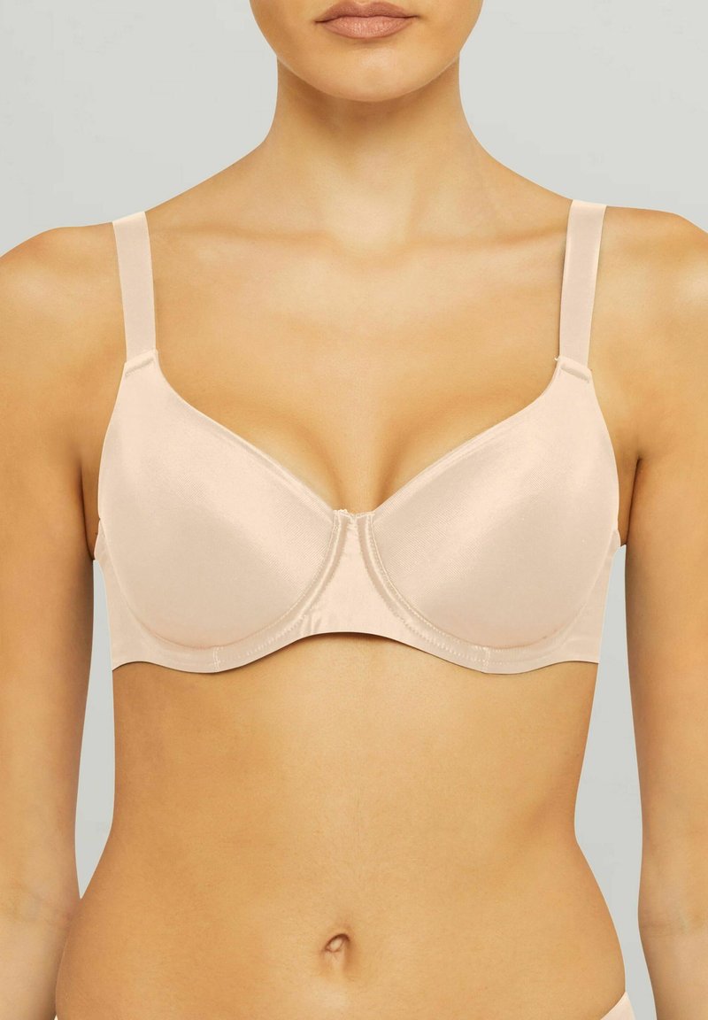 Beige vadderad bh med slät satinfinish, justerbara axelband och en sömlös, formad design för stöd och komfort.