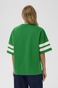 T-shirt verde a maniche corte con strisce bianche sulle maniche, realizzato in tessuto di cotone, caratterizzato da una vestibilità rilassata e un colletto a girocollo.