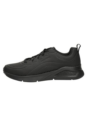 Scarpa sportiva nera realizzata in materiale sintetico con una parte superiore texturizzata, punta arrotondata, design con lacci e suola in gomma a contrasto.