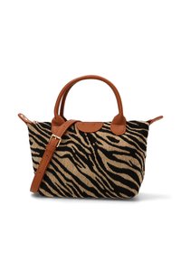 Bolso tote con un patrón de rayas de cebra negro y marrón, hecho de material texturizado con asas de cuero marrón y correa ajustable.