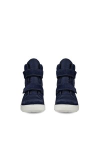 Granatowe sneakersy za kostkę z dwoma szerokimi paskami na rzep i białymi gumowymi podeszwami, widoczne z przodu na białym tle.