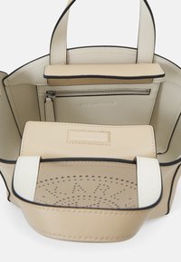 KARL LAGERFELD CIRCLE TOTE PERFORATED - Käsilaukku - sand
