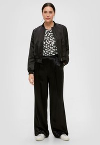 s.Oliver BLACK LABEL MIT FALTENAUSSCHNITT - Bluse - schwarz