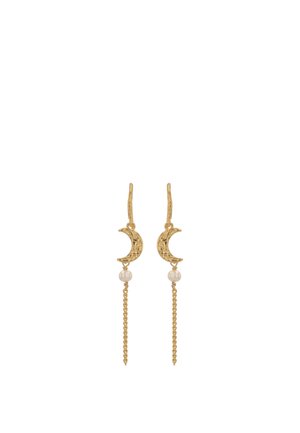 Pendientes de luna creciente dorados con detalle texturizado, cada uno con una pequeña perla blanca y una delicada cadena de oro colgante.