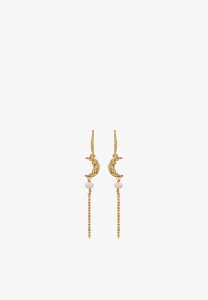 Boucles d'oreilles croissant de lune en or avec un détail texturé, chacune ornée d'une petite perle blanche et d'une délicate chaîne en or suspendue.