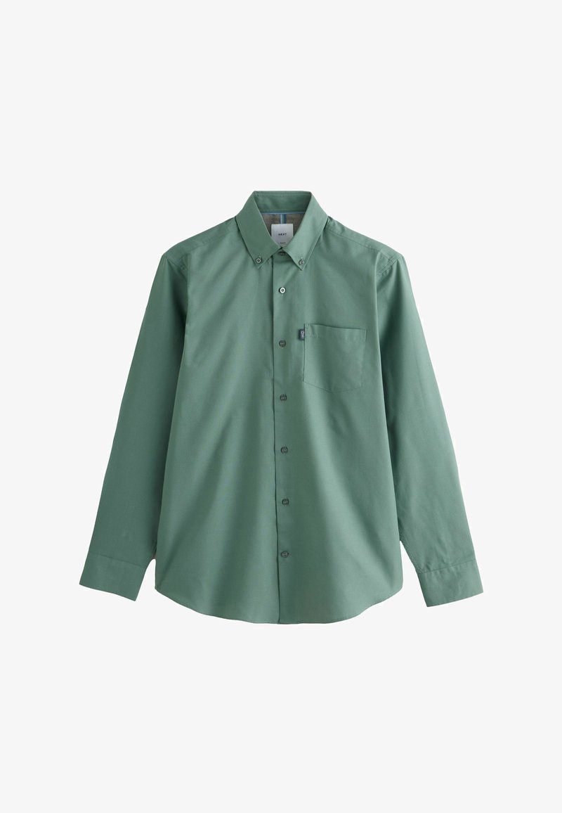 Hosszú ujjú zsályazöld, gombos felső zsebbel a bal mellrészen és gombos gallérral, fehér háttéren bemutatva.