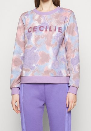 Ljuslila sweatshirt med ett tie-dye-mönster i rosa och blått. Har "CECILIE" skrivet i texturerade, glittriga bokstäver över bröstet.