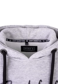 Grijze hoodie met een zachte textuur, voorzien van een capuchon, zwarte koorden en een label met de merknaam "SPITZBUB" aan de binnenkant van de kraag.