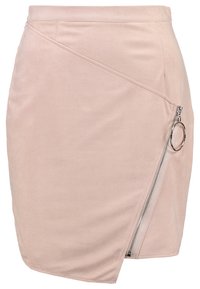 Krátká růžová sukně s diagonálním designem, vybavená bočním zipem a kroužkovým tahem, vyrobená z hladké, texturované tkaniny.