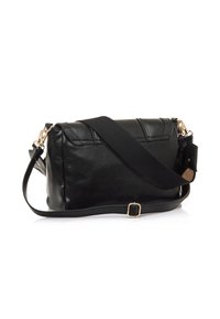 Borsa nera in pelle con forma rettangolare, texture opaca, accessori dorati e una lunga tracolla regolabile per indossarla a tracolla.