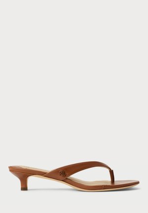 Brune lær hælede sandaler med et minimalistisk design, der har en tåpost og en kurvet hæl, glat tekstur og subtil brandingdetail.