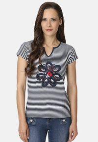 Camiseta de manga corta a rayas en azul marino y blanco con escote en V y diseño floral en rojo y azul en el centro. Tejido suave, estilo ajustado.