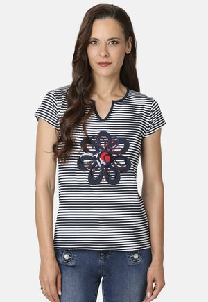 Camiseta de manga corta a rayas en azul marino y blanco con escote en V y diseño floral en rojo y azul en el centro. Tejido suave, estilo ajustado.