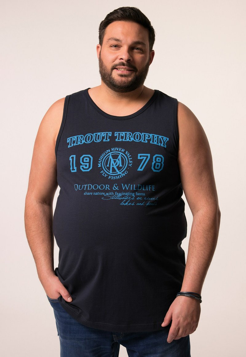 Granatowy top sportowy z nadrukiem w kolorze niebieskim, z hasłem "TROUT TROPHY 1978" oraz motywami związanymi z naturą. Materiał jest miękki i luźny.