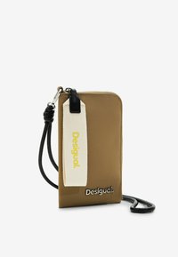 Portafoglio sintetico marrone con chiusura a zip, dotato di una tracolla nera, etichetta crema con "Desigual" in giallo e logo in rilievo sulla parte anteriore.