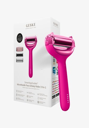 Roze Geske SmartAppGuided micronaald gezicht- en lichaamsroller met beschermhoes, afgebeeld naast de verpakking en drie bevestigingskoppen.