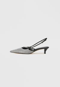 Slingback apavi ar norādītu purngalu, melnbalto kristālu rotājumiem un zemu kaķēnu papēdi. Regulējams siksniņa drošai piegulšanai.