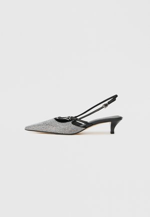 Slingback pump met een puntige neus, zwart-witte rhinestone versieringen en een lage kitten heel. Verstelbare band voor een veilige pasvorm.