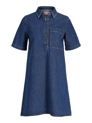 Trumpomis rankovėmis tamsiai mėlyna džinsinė suknelė su apykakle, priekiniais sagų užsegimais ir vienu krūtinės kišeniu ant balto fono.