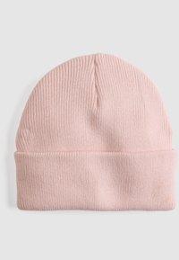 Rosa gerippte Strickmütze mit umgeschlagenem Saum, die einen weichen, strukturierten Stoff und eine abgerundete Form zeigt.