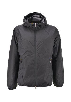 Giacca leggera nera con cappuccio, cerniera frontale, tasche laterali con zip, polsini ed orlo elasticizzati.