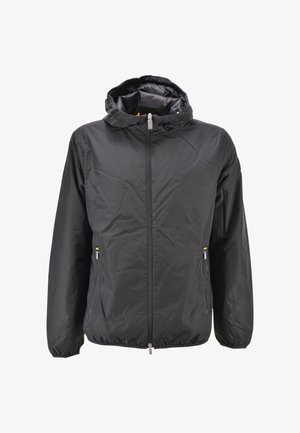 Giacca leggera nera con cappuccio, cerniera frontale, tasche laterali con zip, polsini ed orlo elasticizzati.