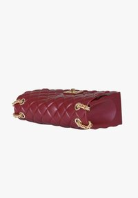 Borsa in pelle trapuntata bordeaux con forma piatta e rettangolare. Presenta dettagli a catena color oro e una texture liscia. Si chiude con una patta.