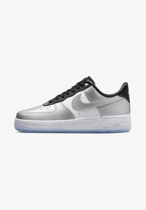Nízké tenisky Nike Air Force 1 ve stříbrné a bílé barvě s černými tkaničkami a patním proužkem, s průhlednou modrou podrážkou.