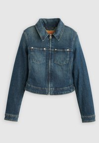 Μπλε μπουφάν τζιν με μακριά μανίκια, φερμουάρ μπροστά, δύο τσέπες στο στήθος και μυτερό γιακά σε απλό φόντο.