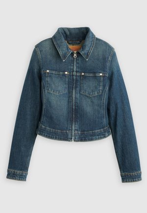 Blauwe spijkerjasje met lange mouwen, ritssluiting aan de voorkant, twee borstzakken en een puntige kraag op een effen achtergrond.