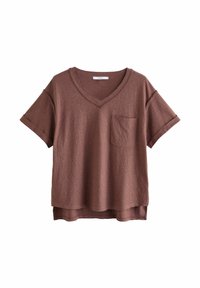 Brązowa, krótko rękawowa koszulka V-neck z miękkiego materiału, z kieszonką na piersi i luźnym krojem z zaokrąglonym dołem.