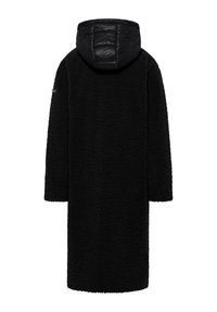 Zwarte oversized jas met een pluizige buitenkant, lange mouwen en een gevoerde zwarte capuchon. Minimalistisch ontwerp zonder zichtbare sluitingen.