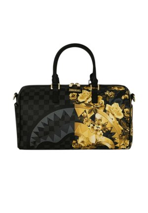 Borsa da viaggio nera e oro con motivo a scacchiera, design floreale e grafica stilizzata di bocca di squalo, con due manici neri e cerniera dorata.