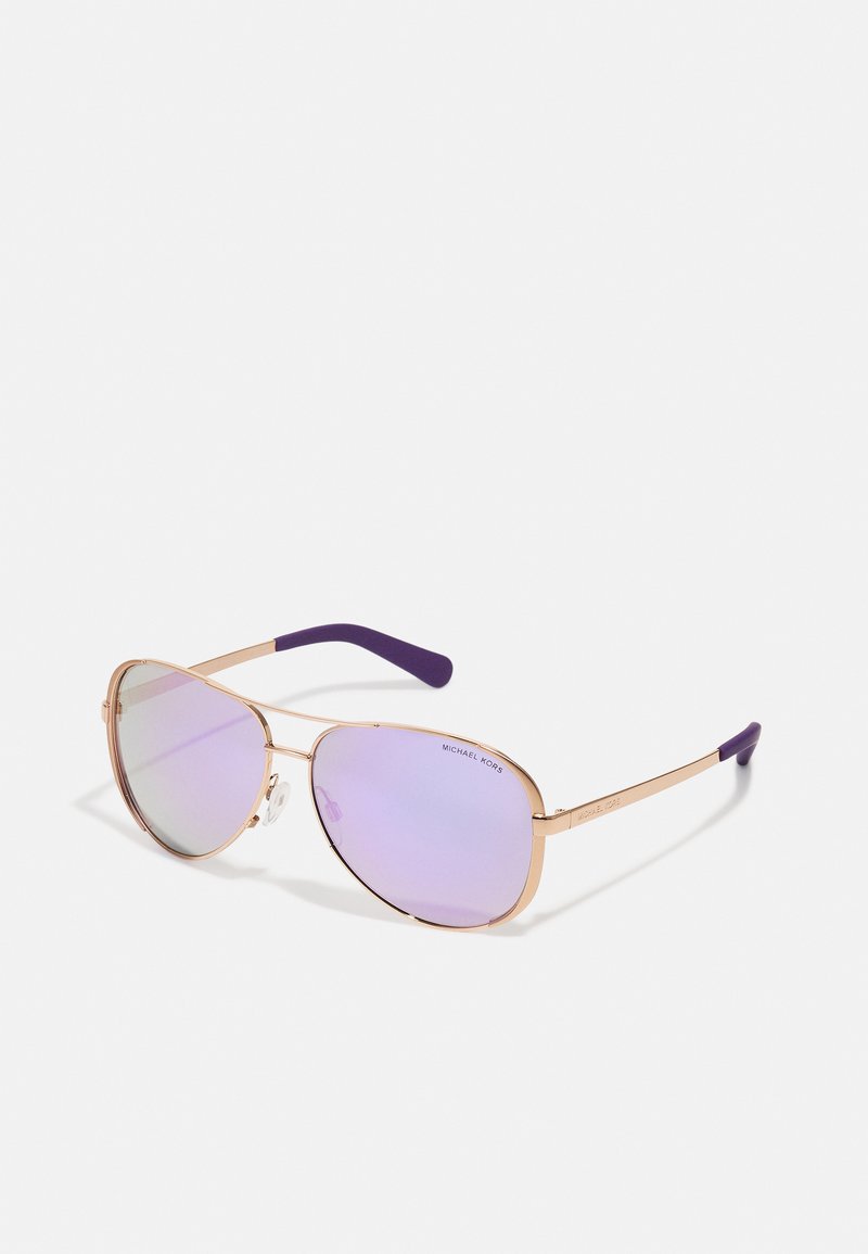 Ochelari de soare aviator cu ramă din metal aurit, lentile colorate în violet și capete de ureche violet. Dispune de suporturi pentru nas ajustabile pentru confort.