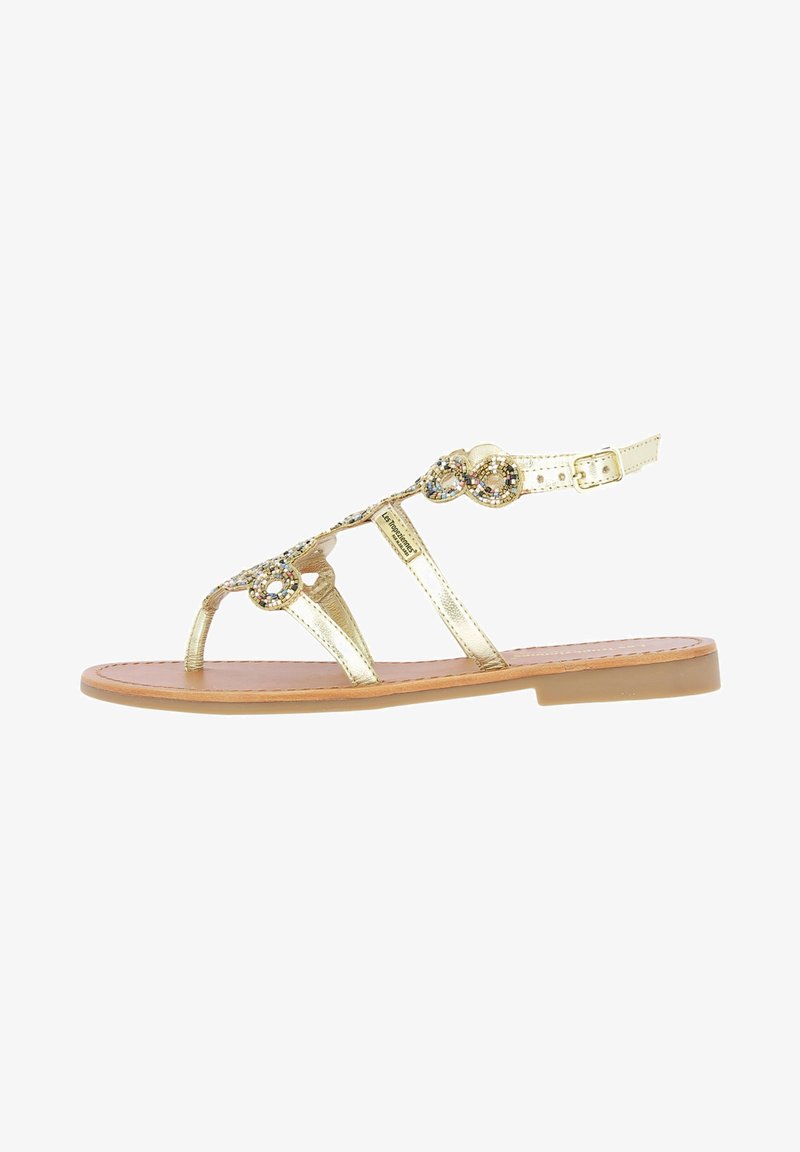 Sandal in metallo dorato con design a punta aperta, decorazioni in perline, cinturino alla caviglia regolabile e suola piatta imbottita.