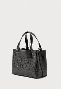 Borsa nera con motivo a logo in rilievo, forma strutturata, texture liscia e doppie maniglie corte. Presenta una base solida e accenti minimi.