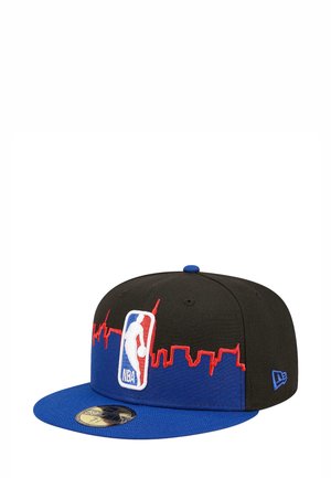 Cappellino da baseball nero e blu con visiera piatta. Presenta una skyline ricamata in rosso, una patch con il logo NBA bianco e una parte inferiore della visiera di colore blu.