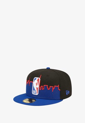 Cappellino da baseball nero e blu con visiera piatta. Presenta una skyline ricamata in rosso, una patch con il logo NBA bianco e una parte inferiore della visiera di colore blu.