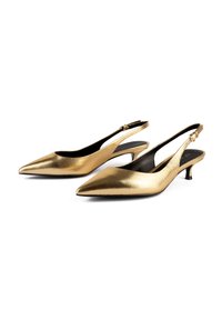 Sandalette con tacco slingback in oro metallico, punta affusolata, tacco sottile e texture liscia; il design minimal presenta un sottile taglio sui lati.