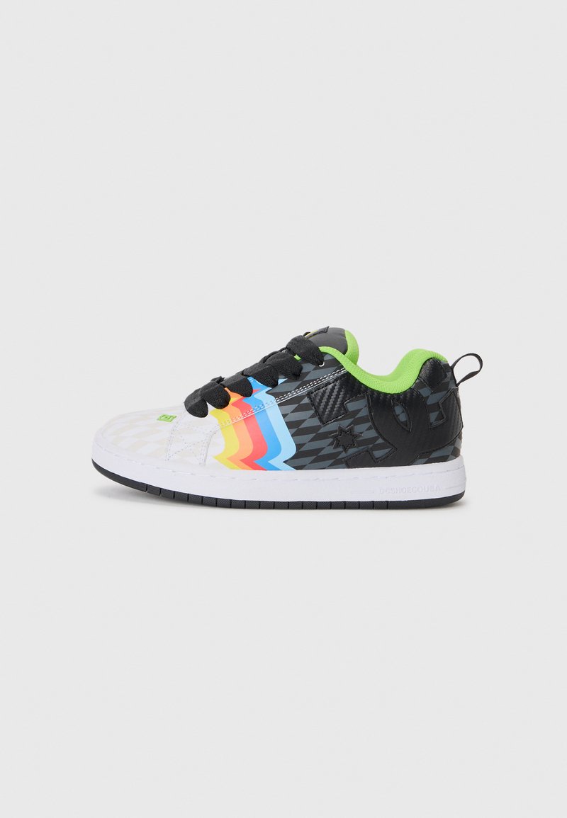 Schwarze und weiße Sneaker mit buntem Zickzack-Muster, grünen Akzenten und strukturierten Paneelen. Enthält schwarze Schnürsenkel und eine Gummisohle.