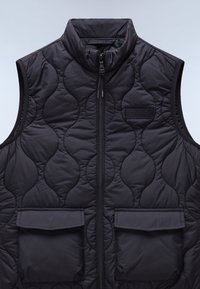Czarna pikowana kamizelka bez rękawów z wysokim kołnierzem, przednim zamkiem błyskawicznym, dwoma przednimi kieszeniami z klapami oraz tłoczonym logo marki na piersi.