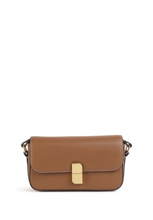 Borsa a mano in pelle marrone con design strutturato, chiusura in metallo dorato e cuciture a contrasto. Dotata di tracolla removibile.