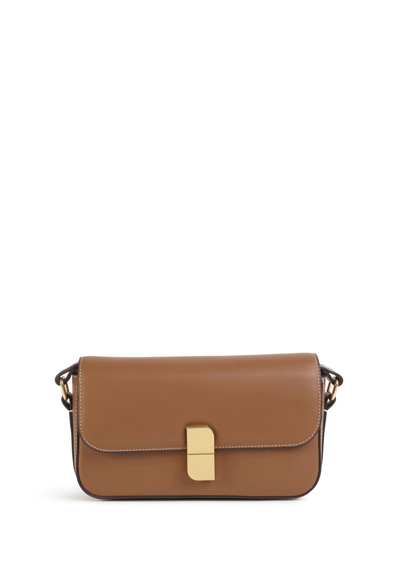 Sac à main en cuir marron avec un design structuré, une fermeture à boucle dorée et des coutures contrastées. Comprend une bandoulière amovible.