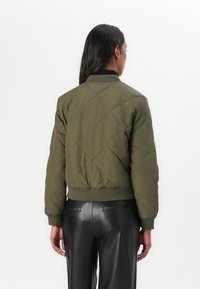 TOM TAILOR DENIM QUILTED BOMBER - Bomber Jacket - grape leaf green