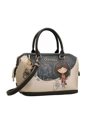 Bolso de mano con asas dobles, colores marrón y beige, decorado con una chica de dibujo animado, un boceto de bicicleta y un pequeño adorno colgante.