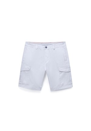 Weiße Cargoshorts mit vorderem Knopf, Gürtelschlaufen, seitlichen Klappentaschen und einem kleinen aufgestickten Logo am linken Bein.